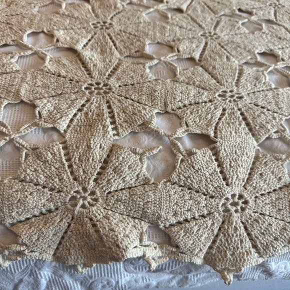 76” x 84” Vintage Handmade Crochet Floral Bedspread Blanket - Picture 6 of 11